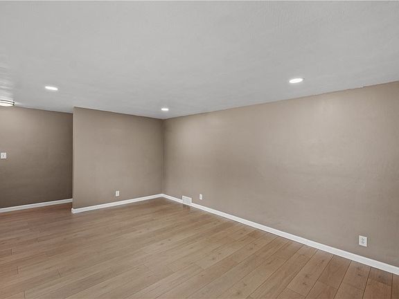 4th image of 376 Colfax St