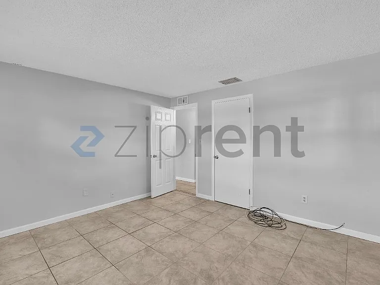 202 Essex Dr — Photo 9