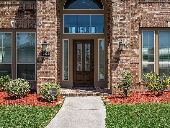 3rd image of 2025 Sunset Springs Dr