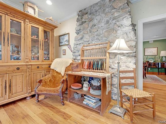 5th image of 209 Hardscrabble Road