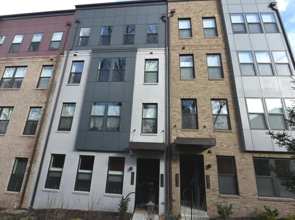 12110 Loblolly Dr Unit 64, Fairfax, VA 22033