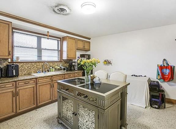 4th image of 415 W Josephine St