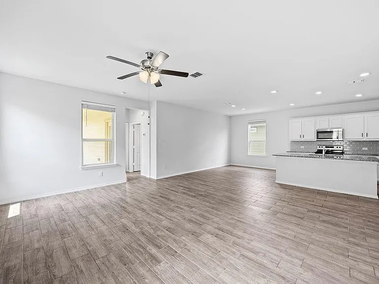 1024 Runnels Ln — Photo 2