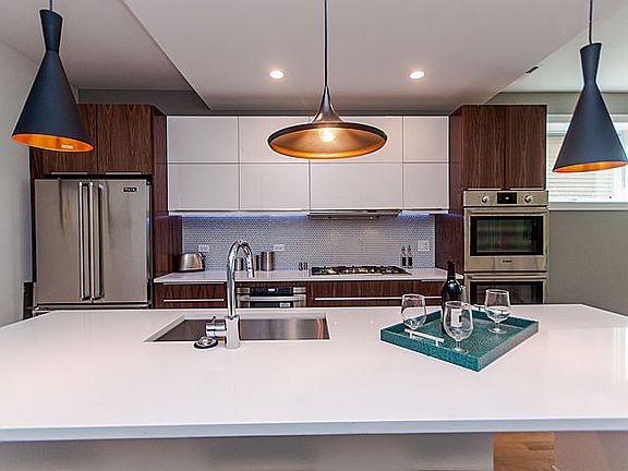 5th image of 2435 W Homer St #2W