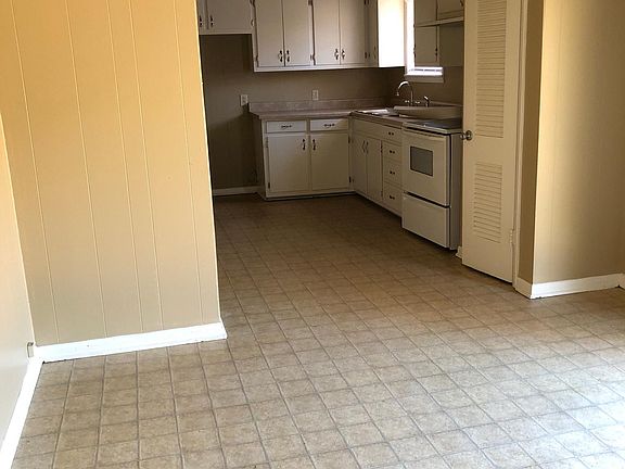 3rd image of 1409 Hillcrest Dr