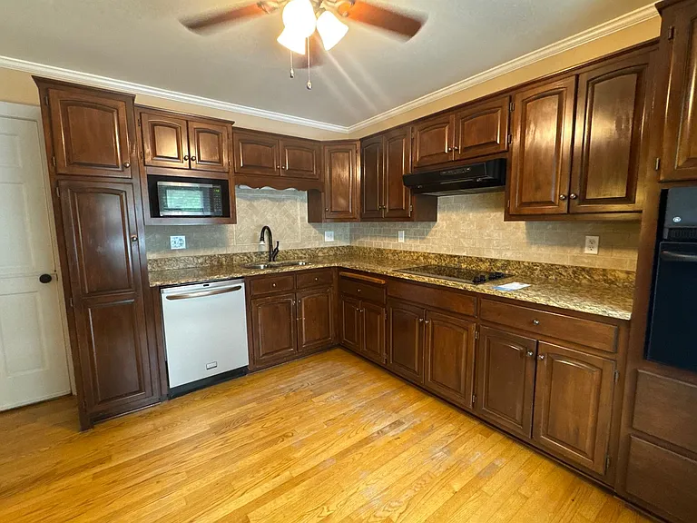 8024 Bradford Ln — Photo 8