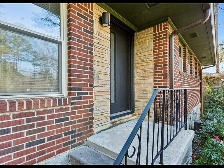 2474 Warwick Cir NE — Photo 2