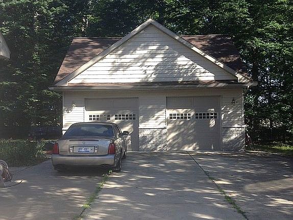 Deattached 2 car  garage