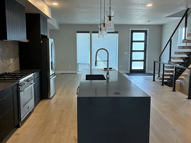 623 SW Lobelia St — Photo 3