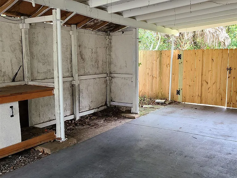 2109 N Spring St — Photo 24