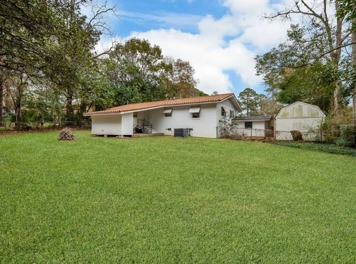 Large 4 Bedroom House — Photo 3