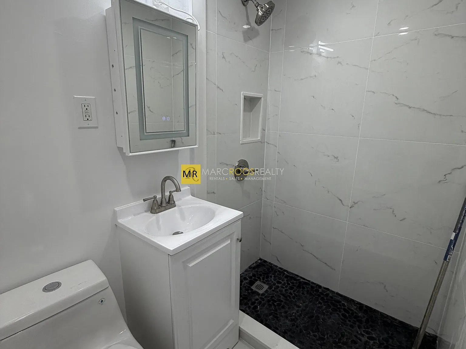 2 bed, 630 sqft, $3,900 — Photo 2