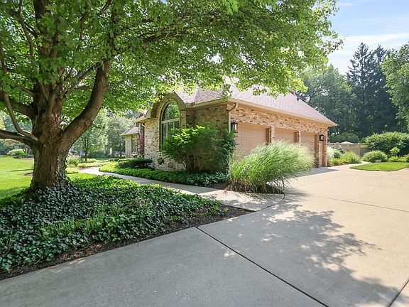5th image of 4411 Thornbury Dr E