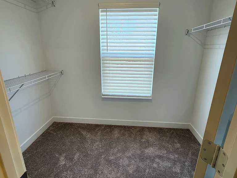 Master Bedroom Large Walk In Closet