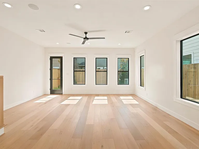 1435 Lawrence St — Photo 4
