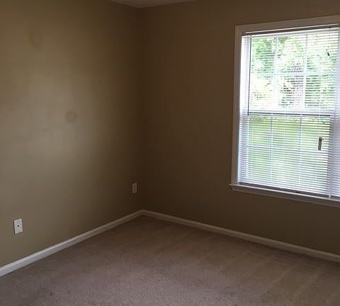 4th image of 2705 Pineview Dr APT B