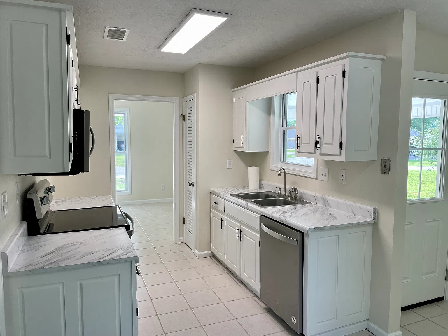 3 bed, 1414 sqft, $1,900 — Photo 3