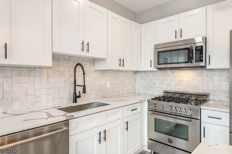 2 bed, 1.0 bath, $2,450 — Photo 3