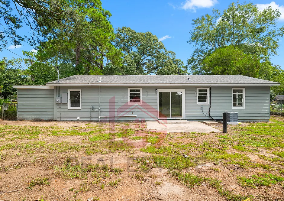 4 bed, 1.0 bath, 1377 sqft, $1,600 — Photo 4