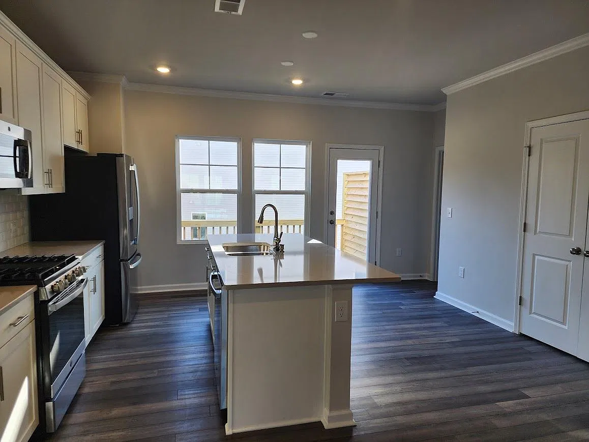 4 bed, 3.5 bath, 2410 sqft, $2,195 — Photo 3
