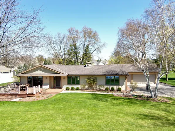 202 Lac La Belle Dr, Oconomowoc, WI 53066