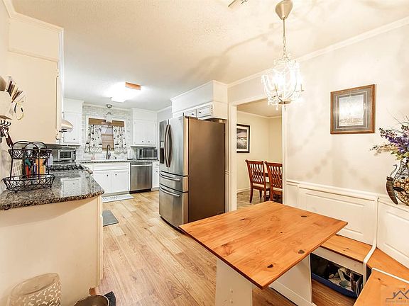 3rd image of 213 Wellington Dr