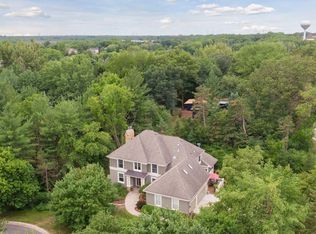 933 Cedarleaf Ct, Mahtomedi, MN 55115