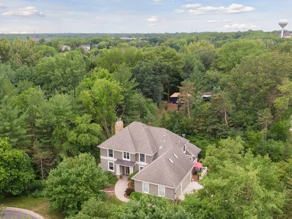 933 Cedarleaf Ct, Mahtomedi, MN 55115