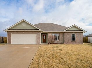 805 E Chris Ct, Centralia, MO 65240