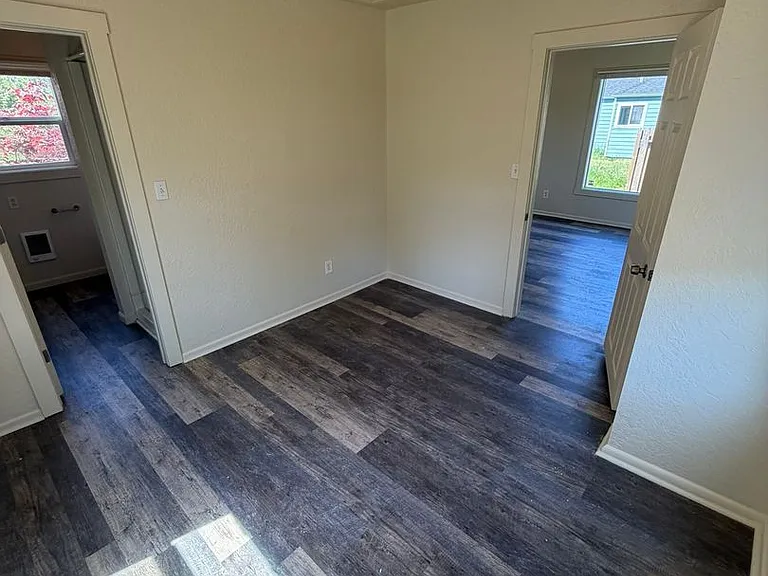 560 1/2 W Ash St — Photo 9