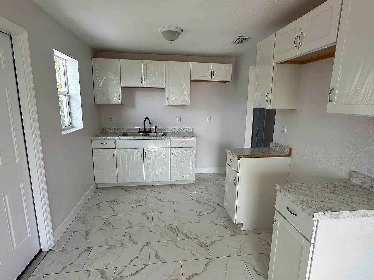 3 bed, 1020 sqft, $2,450 — Photo 3