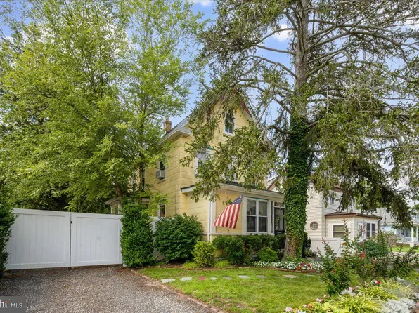 216 Center St, Tuckerton, NJ 08087