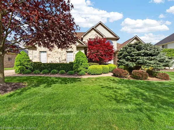 26974 Debiasi Dr, Brownstown, MI 48174
