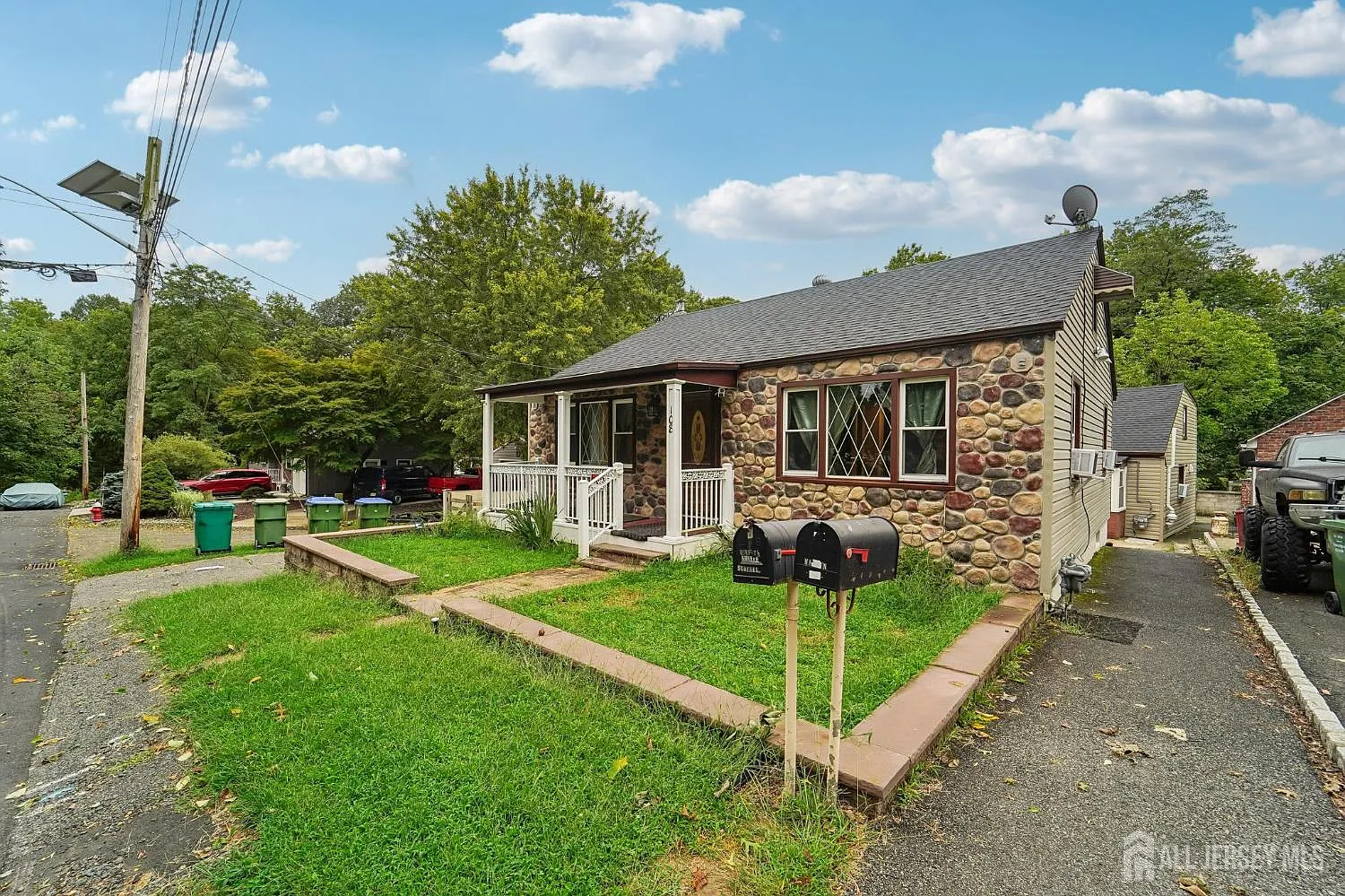 2 bed, 1.0 bath, $2,650 — Photo 2