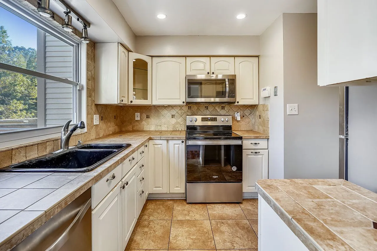 3 bed, 1770 sqft, $2,470 — Photo 3