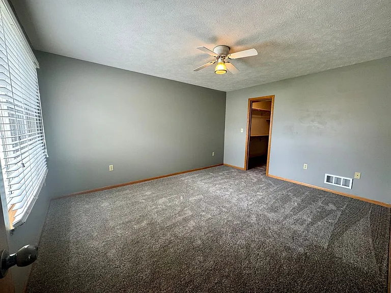 2211 W Todd Ln — Photo 6