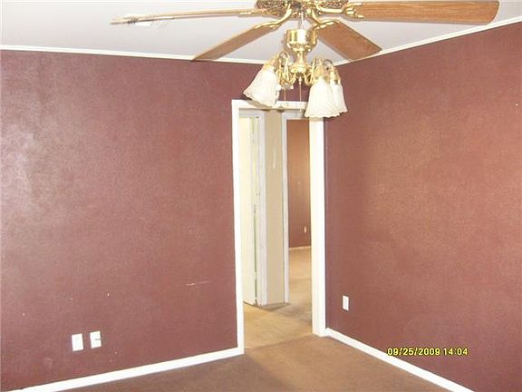 2nd image of 916 SW 52nd St