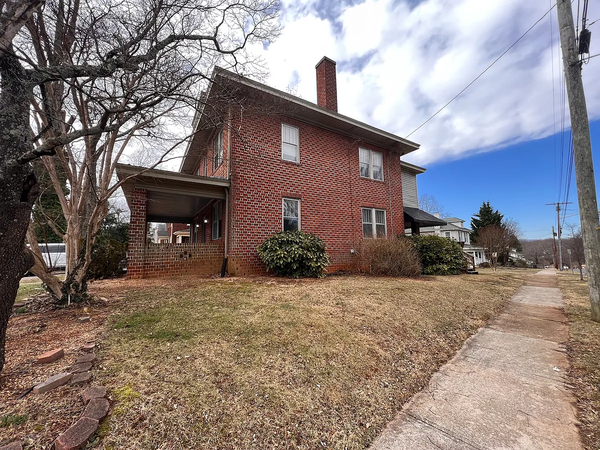 Building Photo - 4211 Fort Ave