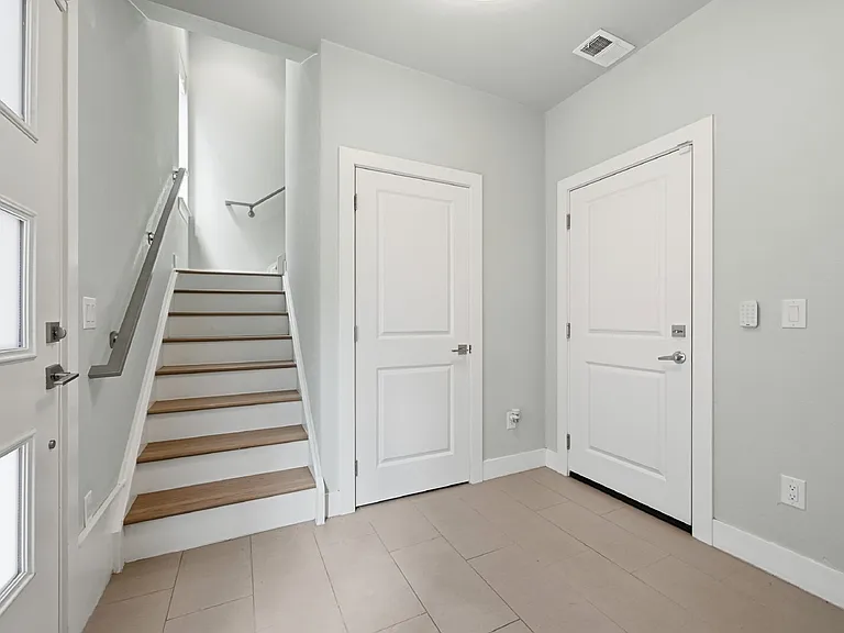 1927 N Hooker St — Photo 5