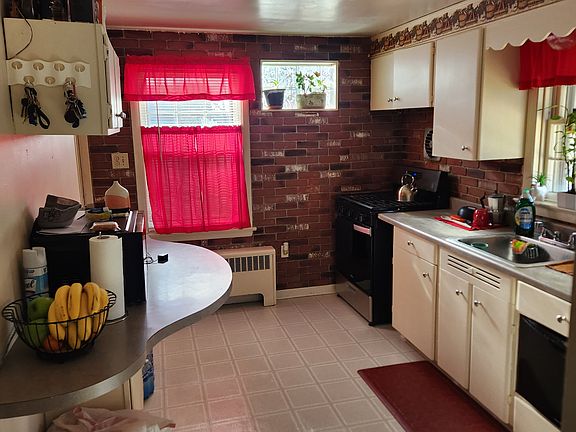 3rd image of 704 Garnet Ave