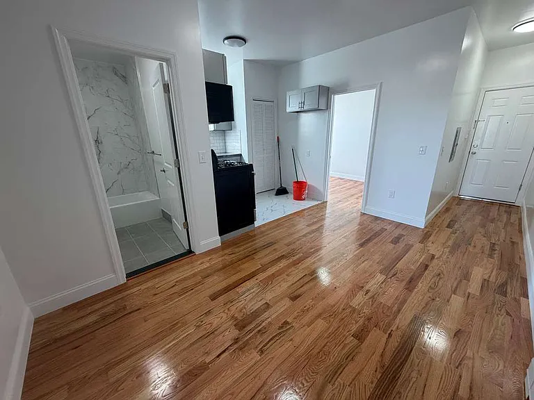 4908 Hudson Ave #17A — Photo 6