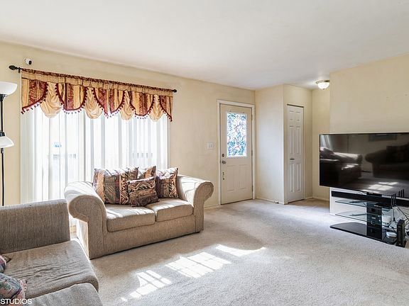 2nd image of 1057 Ashton Ct