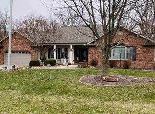 4 Crescent Dr, Taylorville, IL 62568