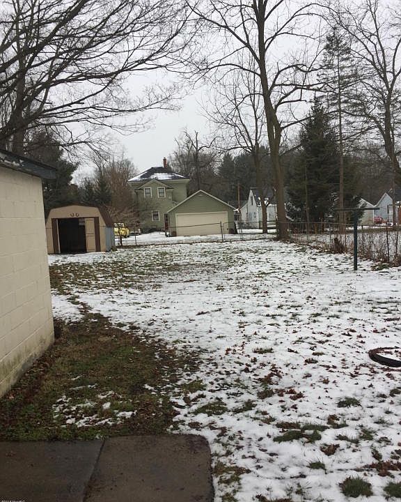 2nd image of 223 W Maple St