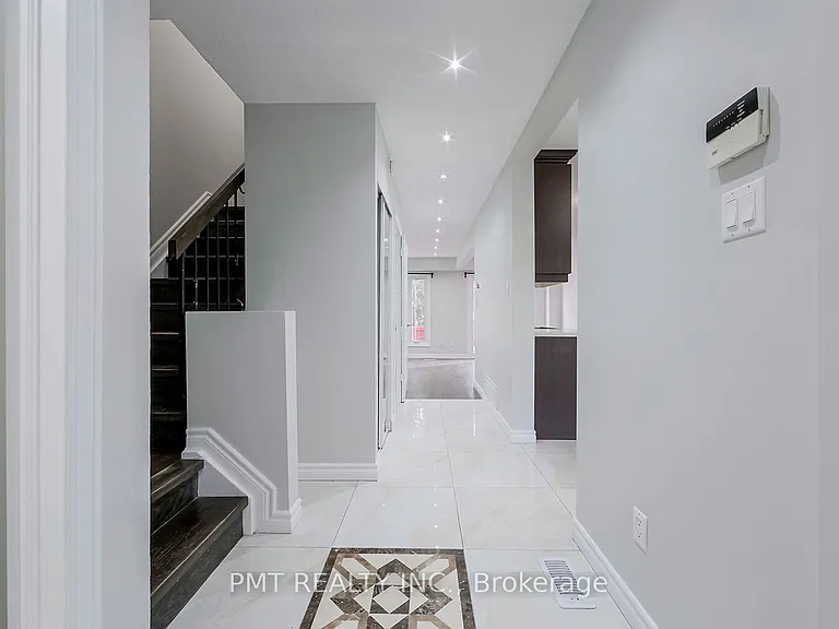 26 Granada Cres — Photo 7
