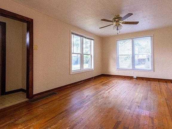 2nd image of 606 W Centennial Ave #606
