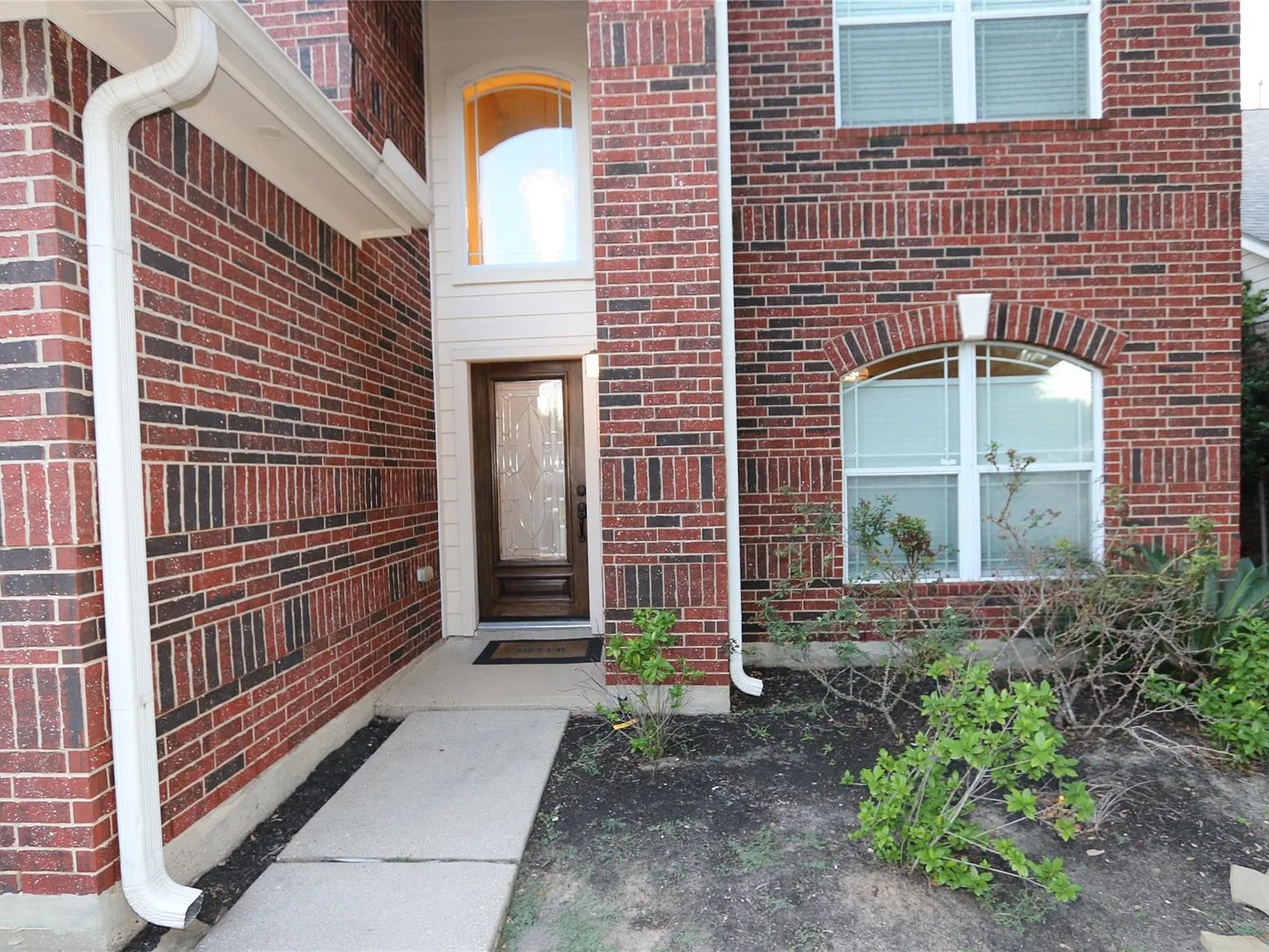 4 bed, 2.5 bath, 2559 sqft, $2,150 — Photo 2