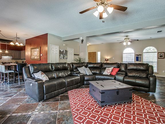 2nd image of 721 Bluebonnet Dr