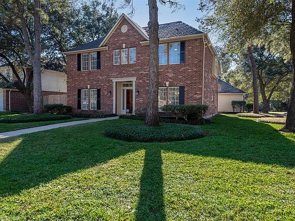 The corner lot and detached garage allow for a large front yard.
