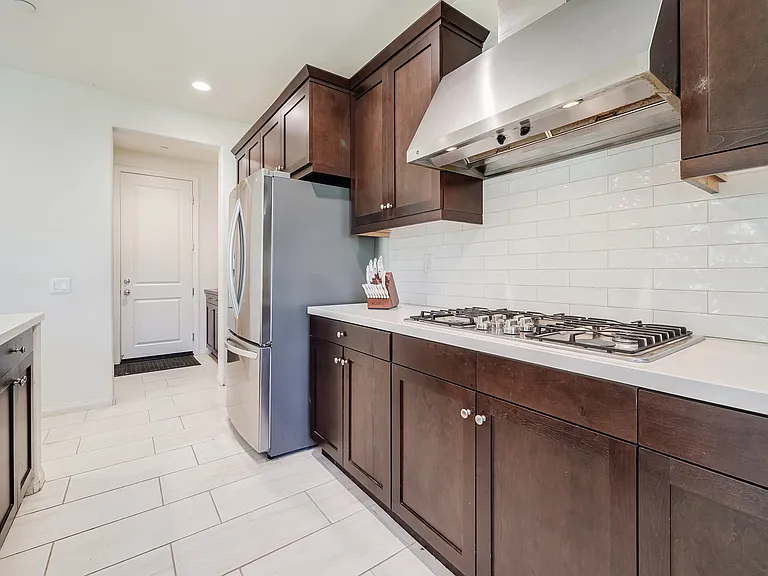 271 Rose St — Photo 3